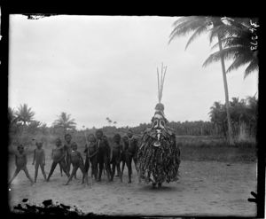 Kaivakuku figure and children. Kaivakuku figure and children.